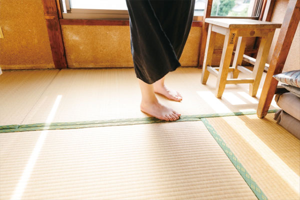 畳を裸足で歩く